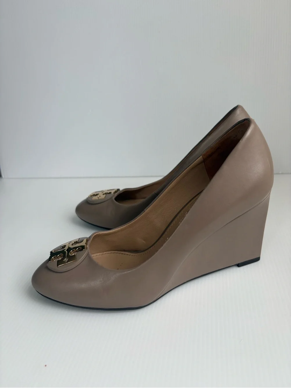 Tory Burch Luna 85mm Taupe Wedges Shoes Pumps Size 8 EUC